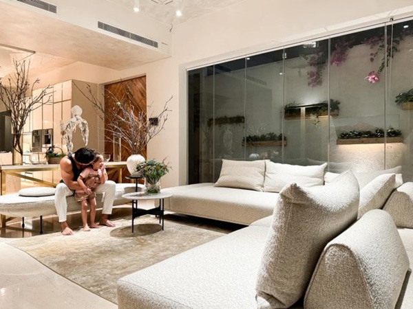 Chồng Hồ Ngọc Hà khoe ảnh tình cảm bên công chúa Lisa, lộ không gian sang xịn trong cơ ngơi 30 tỷ-3