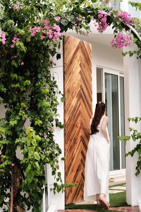 Chồng Hồ Ngọc Hà khoe ảnh tình cảm bên công chúa Lisa, lộ không gian sang xịn trong cơ ngơi 30 tỷ-6