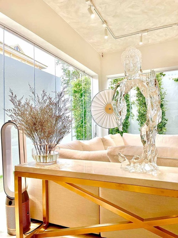 Chồng Hồ Ngọc Hà khoe ảnh tình cảm bên công chúa Lisa, lộ không gian sang xịn trong cơ ngơi 30 tỷ-9