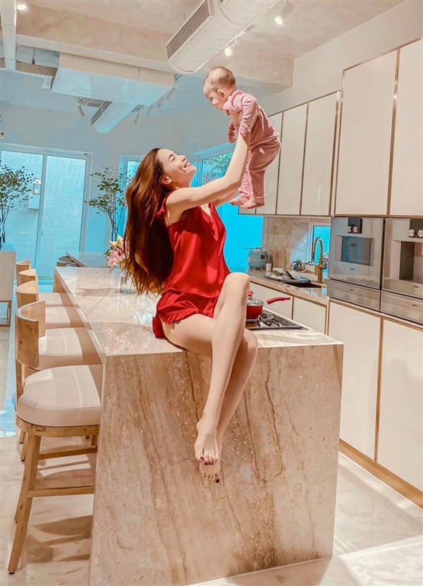 Chồng Hồ Ngọc Hà khoe ảnh tình cảm bên công chúa Lisa, lộ không gian sang xịn trong cơ ngơi 30 tỷ-11