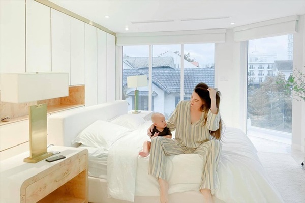 Chồng Hồ Ngọc Hà khoe ảnh tình cảm bên công chúa Lisa, lộ không gian sang xịn trong cơ ngơi 30 tỷ-16
