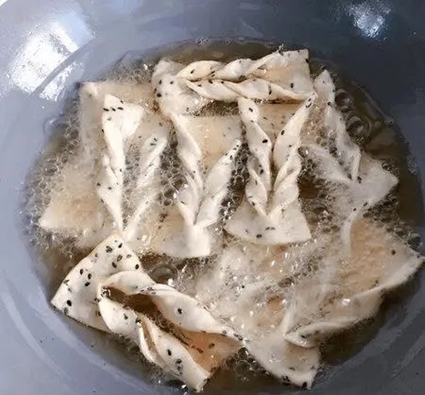 Tết này hãy làm món bánh giòn ngon thơm phức vị tuổi thơ để đãi khách, đặc biệt trẻ em rất thích-9