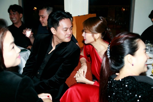 Thanh Hằng phát cẩu lương bên ông xã: Nắm chặt tay kè kè suốt sự kiện, ánh mắt tình tứ nhìn phát biết vợ chồng son-2