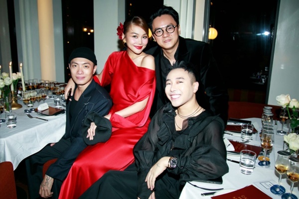 Thanh Hằng phát cẩu lương bên ông xã: Nắm chặt tay kè kè suốt sự kiện, ánh mắt tình tứ nhìn phát biết vợ chồng son-3