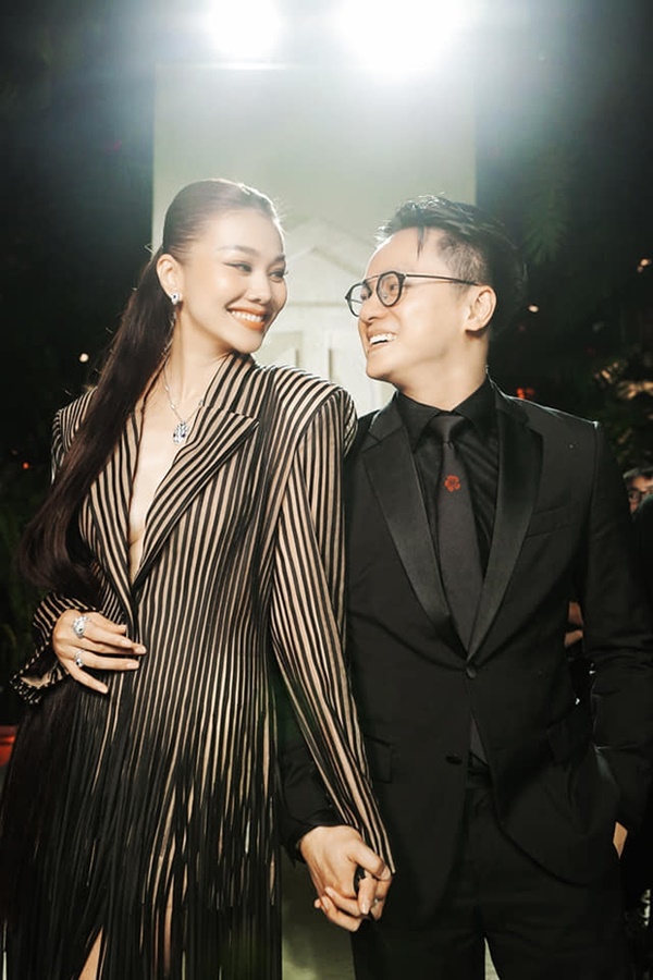 Thanh Hằng phát cẩu lương bên ông xã: Nắm chặt tay kè kè suốt sự kiện, ánh mắt tình tứ nhìn phát biết vợ chồng son-7