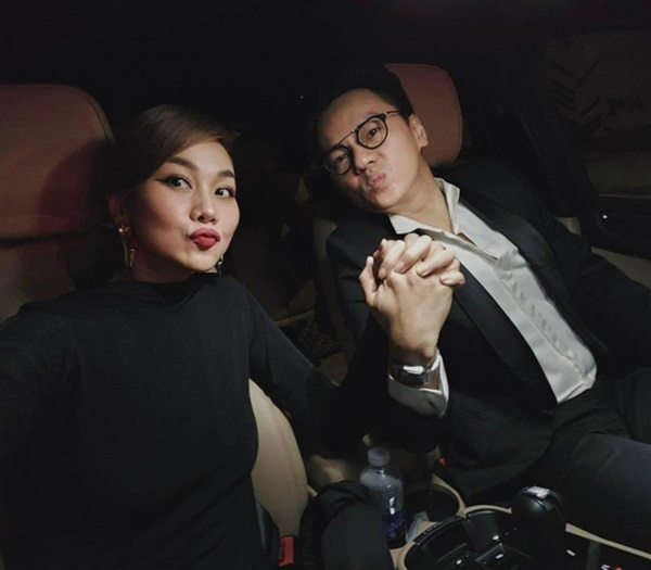 Thanh Hằng phát cẩu lương bên ông xã: Nắm chặt tay kè kè suốt sự kiện, ánh mắt tình tứ nhìn phát biết vợ chồng son-9