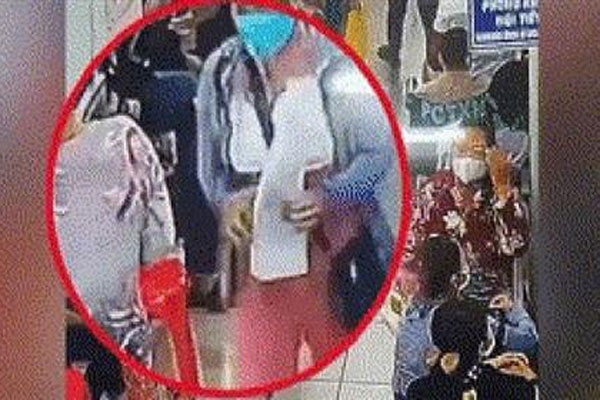 Clip: Trộm phá cửa, lái xe ba bánh vào nhà dân cuỗm điều hòa-1