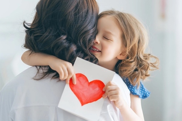 Dạy trẻ biết quan tâm, yêu thương, chăm sóc cha mẹ từ sớm-1