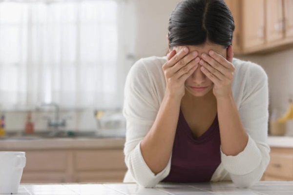 Nghỉ việc sang chăm mẹ chồng, tôi cay đắng khi nghe bà nói một câu-1