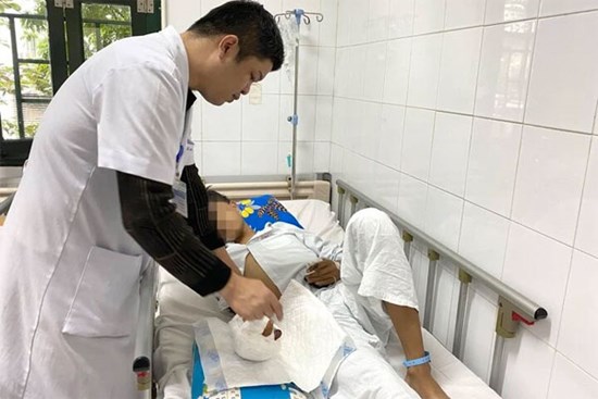 Chơi pháo tự chế, 3 thiếu niên bị nổ nát tay