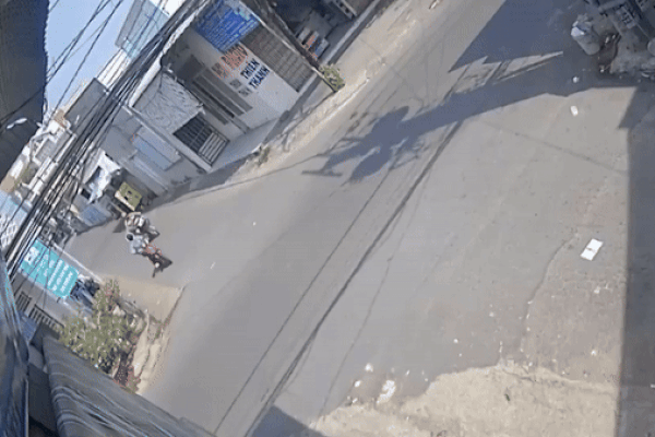 Hoảng hồn cảnh xe tải húc văng người đi xe máy điện tại ngã tư, camera an ninh chỉ ra nguyên nhân vụ tai nạn
