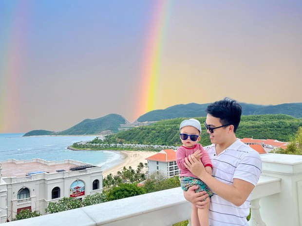 Clip bố đọc văn cho con trai hút 3 triệu view, nể nhất là màn bắn 3 ngôn ngữ cùng lúc của cậu bé hơn 2 tuổi-1