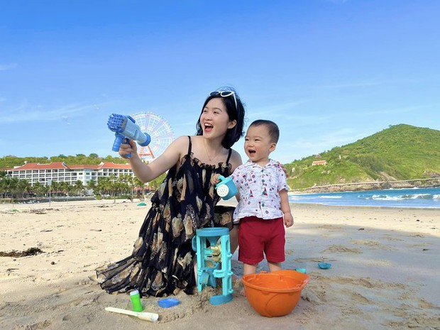 Clip bố đọc văn cho con trai hút 3 triệu view, nể nhất là màn bắn 3 ngôn ngữ cùng lúc của cậu bé hơn 2 tuổi-2