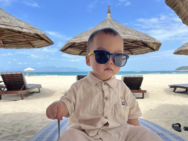 Clip bố đọc văn cho con trai hút 3 triệu view, nể nhất là màn bắn 3 ngôn ngữ cùng lúc của cậu bé hơn 2 tuổi-3