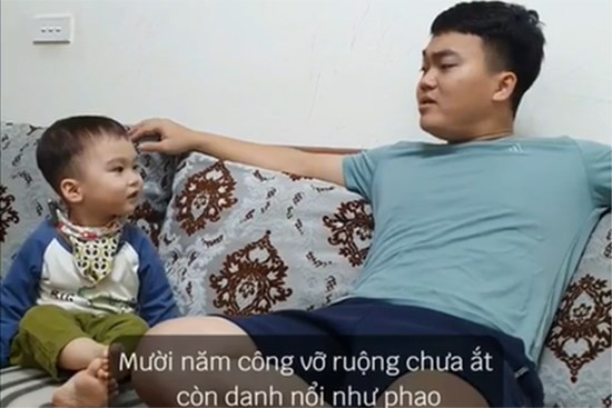 Clip bố đọc văn cho con trai hút 3 triệu view, nể nhất là màn 