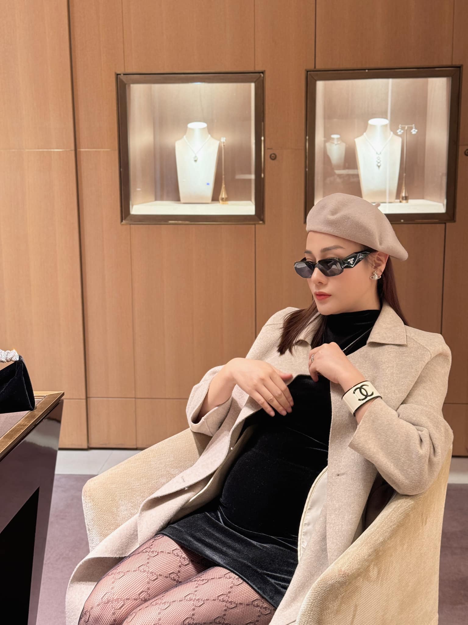 Phương Oanh bụng bầu 6 tháng vượt mặt vẫn lên đồ đi mua sắm, sang chảnh chuẩn phong thái vợ cá mập-1