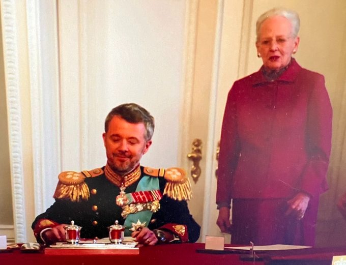 Nữ vương Đan Mạch rơi nước mắt chính thức thoái vị nhường ngôi cho con trai, khoảnh khắc xúc động những giờ cuối tại vị khiến dân chúng nhói lòng-1