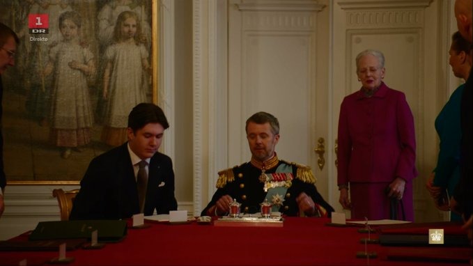 Nữ vương Đan Mạch rơi nước mắt chính thức thoái vị nhường ngôi cho con trai, khoảnh khắc xúc động những giờ cuối tại vị khiến dân chúng nhói lòng-2