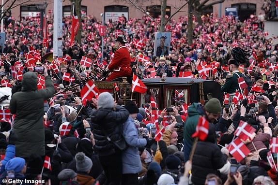 Nữ vương Đan Mạch rơi nước mắt chính thức thoái vị nhường ngôi cho con trai, khoảnh khắc xúc động những giờ cuối tại vị khiến dân chúng nhói lòng-3
