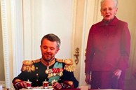 Nữ vương Đan Mạch 'rơi nước mắt' chính thức thoái vị nhường ngôi cho con trai, khoảnh khắc xúc động những giờ cuối tại vị khiến dân chúng nhói lòng