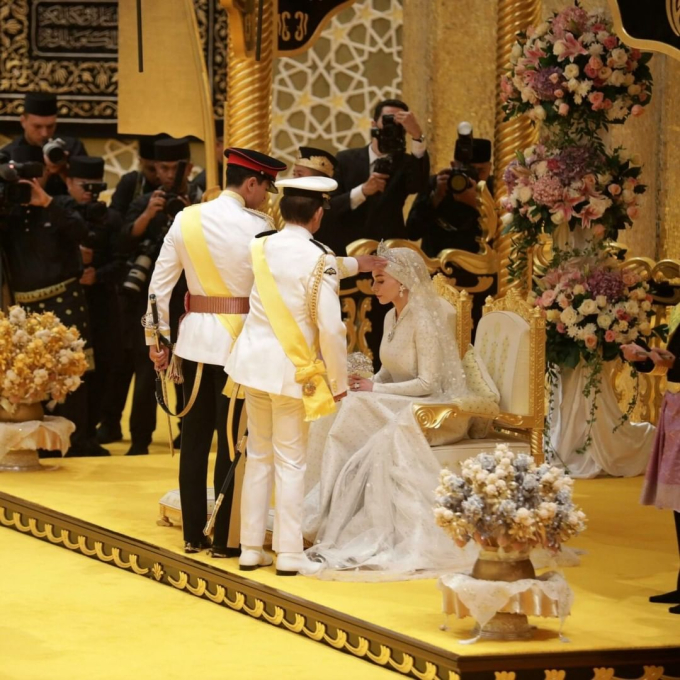 Cô dâu của hoàng tử hot nhất châu Á lại gây sốt trong dáng vẻ yêu kiều, hôn lễ xa hoa tổ chức trong cung điện dát vàng 1.800 phòng-2