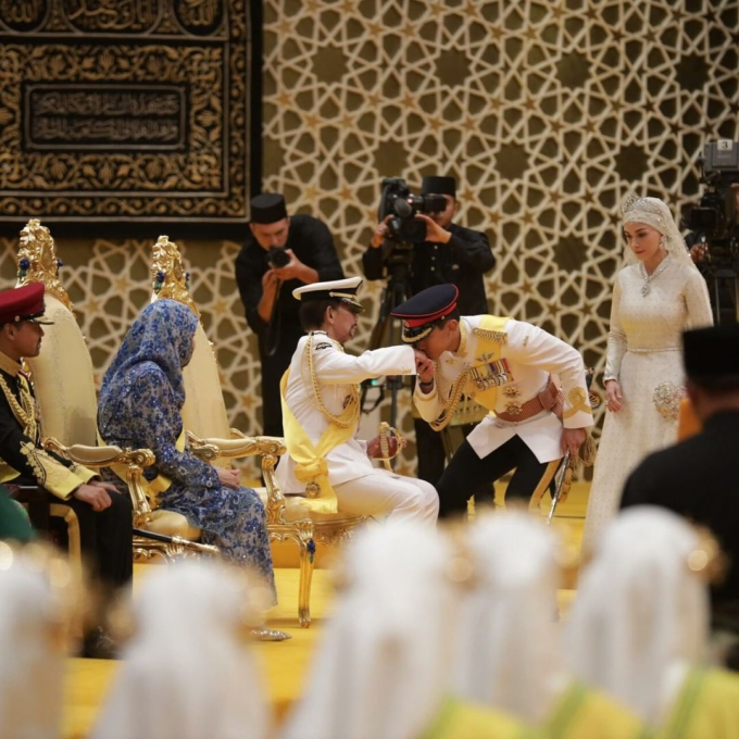Cô dâu của hoàng tử hot nhất châu Á lại gây sốt trong dáng vẻ yêu kiều, hôn lễ xa hoa tổ chức trong cung điện dát vàng 1.800 phòng-3