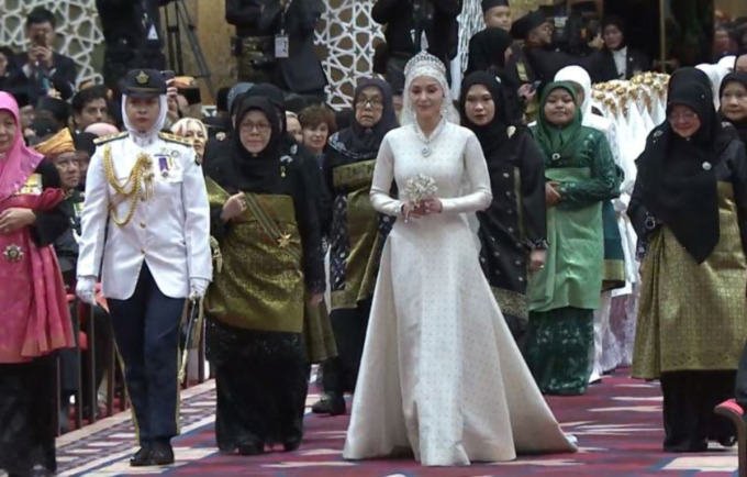 Cô dâu của hoàng tử hot nhất châu Á lại gây sốt trong dáng vẻ yêu kiều, hôn lễ xa hoa tổ chức trong cung điện dát vàng 1.800 phòng-6