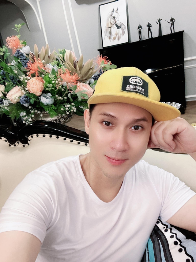 Nam ca sĩ Việt U50 đẹp trai, giàu có nhưng không vợ con, ở penhouse xa hoa 8 phòng ngủ, 10 toilet-8