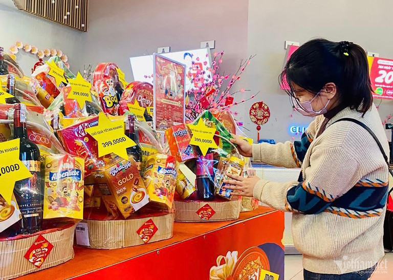 Dân ‘thắt lưng buộc bụng’, quà Tết giá rẻ ‘đắt như tôm tươi’-1