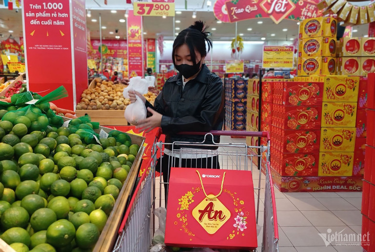 Dân ‘thắt lưng buộc bụng’, quà Tết giá rẻ ‘đắt như tôm tươi’-2