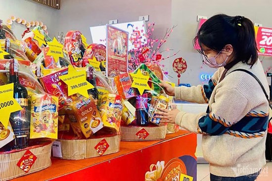 Dân ‘thắt lưng buộc bụng’, quà Tết giá rẻ ‘đắt như tôm tươi’