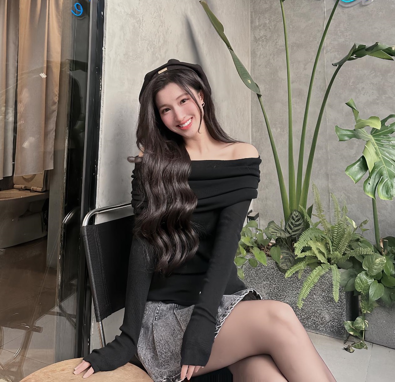 Tham khảo 10 cách mặc chân váy ngắn sang xịn mịn của mỹ nhân Việt-2