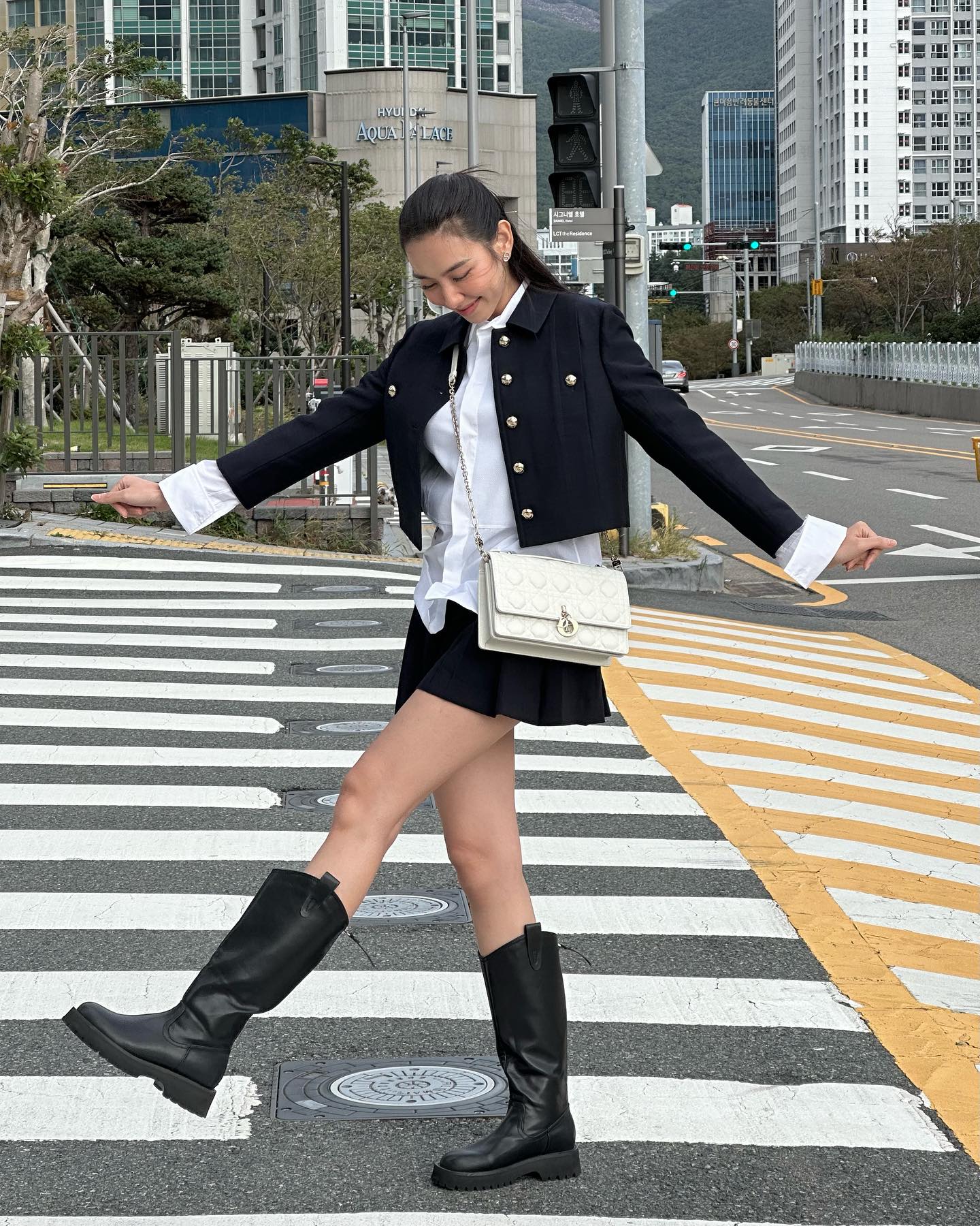 Tham khảo 10 cách mặc chân váy ngắn sang xịn mịn của mỹ nhân Việt-3