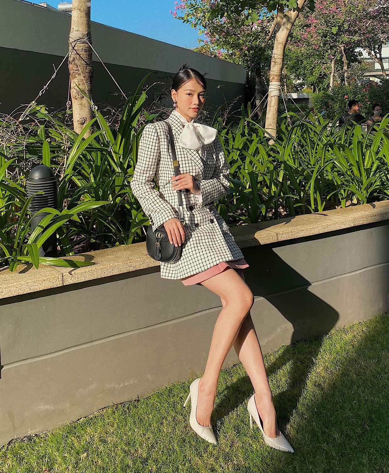 Tham khảo 10 cách mặc chân váy ngắn sang xịn mịn của mỹ nhân Việt-7