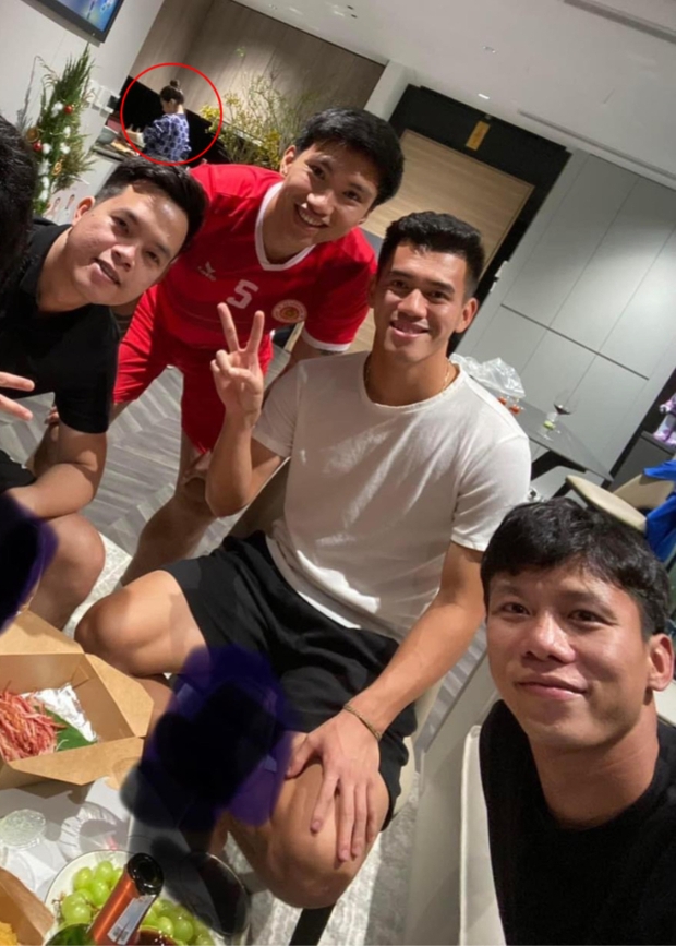 Đoàn Văn Hậu mời Tiến Linh, Quế Ngọc Hải đến chơi nhà, nhìn ảnh đoán Doãn Hải My đảm đang thế nào-1