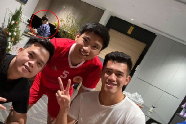 Team qua đường bắt gặp Đoàn Văn Hậu cùng Doãn Hải My đi hẹn hò, thì ra là đi với hội bạn này đây-3