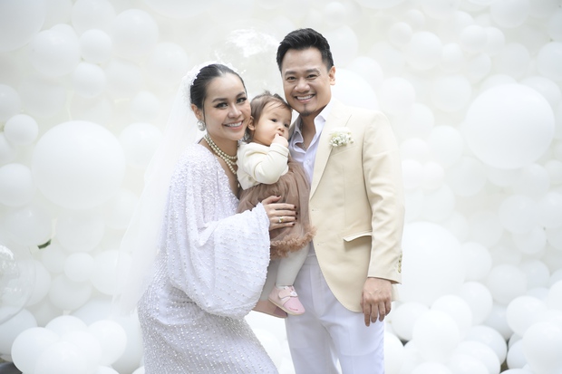 Con gái MC Anh Tuấn và vợ kém 14 tuổi hiếm hoi lộ diện công khai, diện mạo thu hút sự chú ý-2