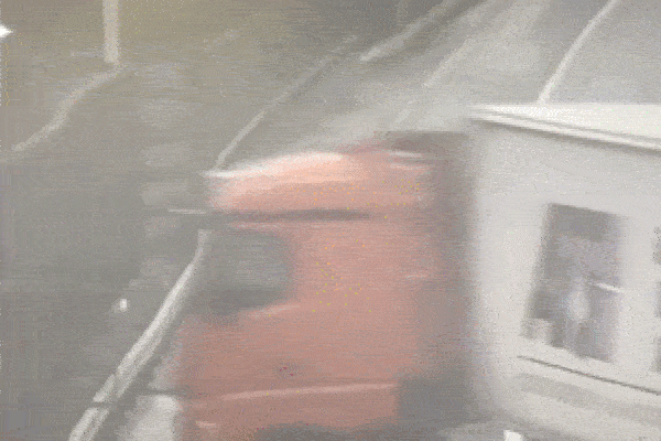Clip: Lốp xe văng khỏi xe tải, bốc cháy rồi lao vào cửa hàng sơn-1