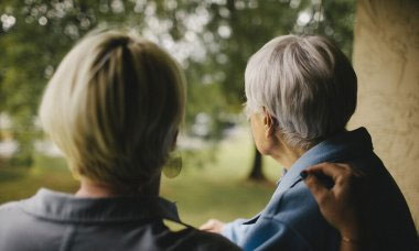 Con gái chốt với cha mẹ già: Sống không chung đụng, chết không bàn thờ-1