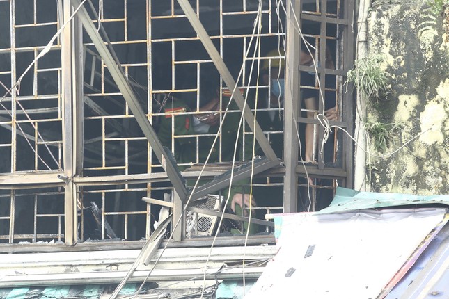 Cháy nhà phố cổ, 4 người tử vong: Em trai khóc lặng khi dùng xà beng phá cửa cứu gia đình anh bất thành-2