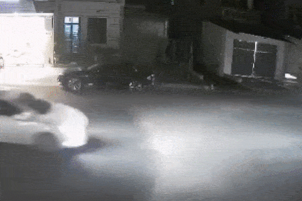 Clip: Người đi xe máy văng lên nóc ô tô sau cú đâm trực diện