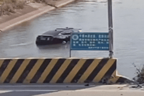 Lao xuống sông sau va chạm, nữ tài xế hốt hoảng trèo lên nóc ô tô