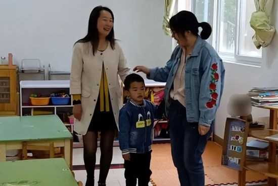 Bà mẹ chất vấn nhà trường khi phát hiện duy nhất con trai không được ăn bánh, lời giải thích khiến chị phải xin lỗi
