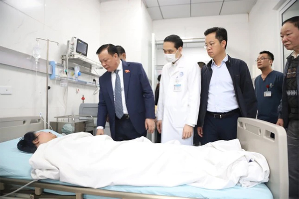 Hỗ trợ khẩn cấp gia đình nạn nhân vụ cháy nhà trên phố Hàng Lược-2