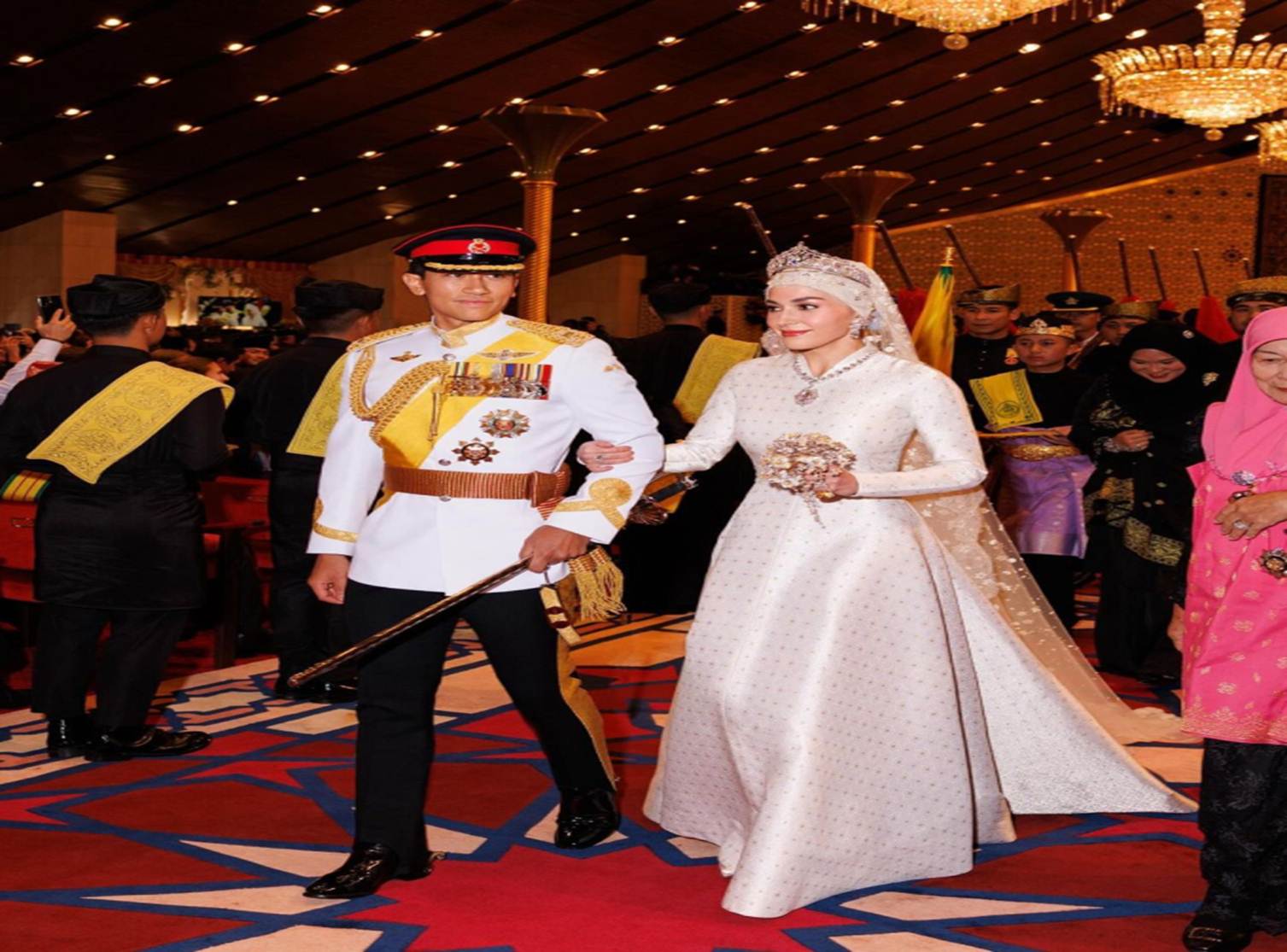 Hoàng tử tỷ đô Brunei thu hút 7 triệu người chỉ qua một ánh mắt nhìn vợ, đám cưới xa hoa tựa cổ tích lọt top tìm kiếm-1