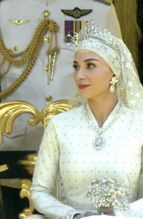 Hoàng tử tỷ đô Brunei thu hút 7 triệu người chỉ qua một ánh mắt nhìn vợ, đám cưới xa hoa tựa cổ tích lọt top tìm kiếm-3