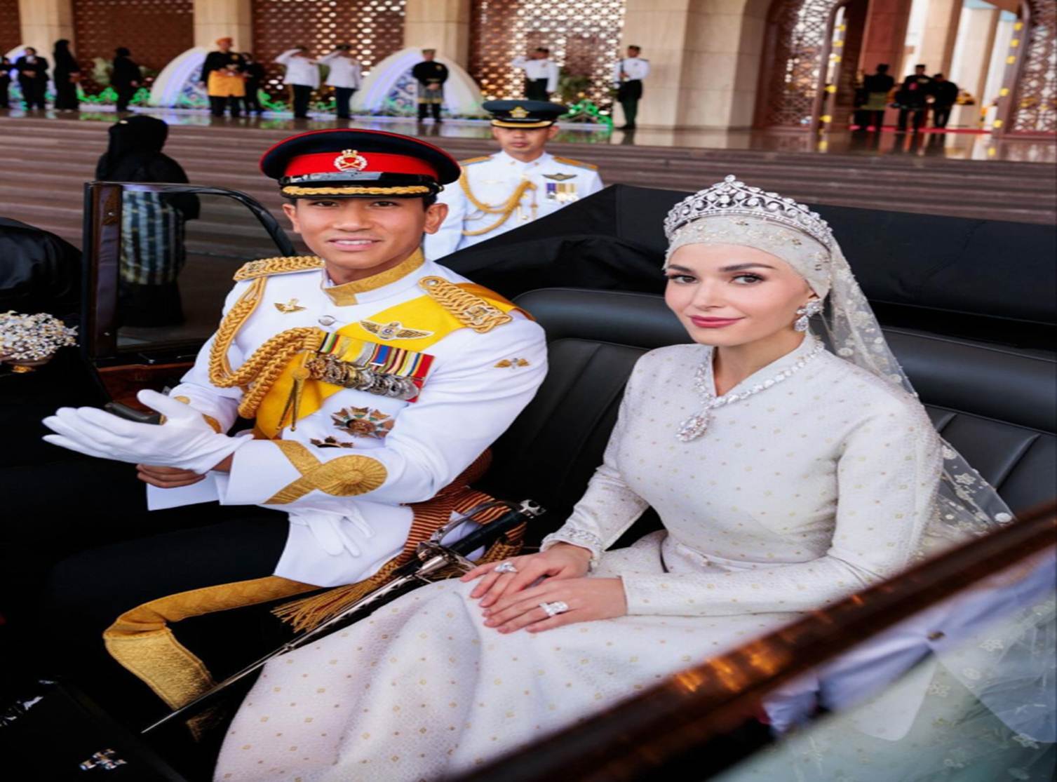 Hoàng tử tỷ đô Brunei thu hút 7 triệu người chỉ qua một ánh mắt nhìn vợ, đám cưới xa hoa tựa cổ tích lọt top tìm kiếm-5