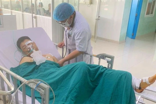 Nam thiếu niên lái xe thông chốt, tông CSGT chấn thương-1