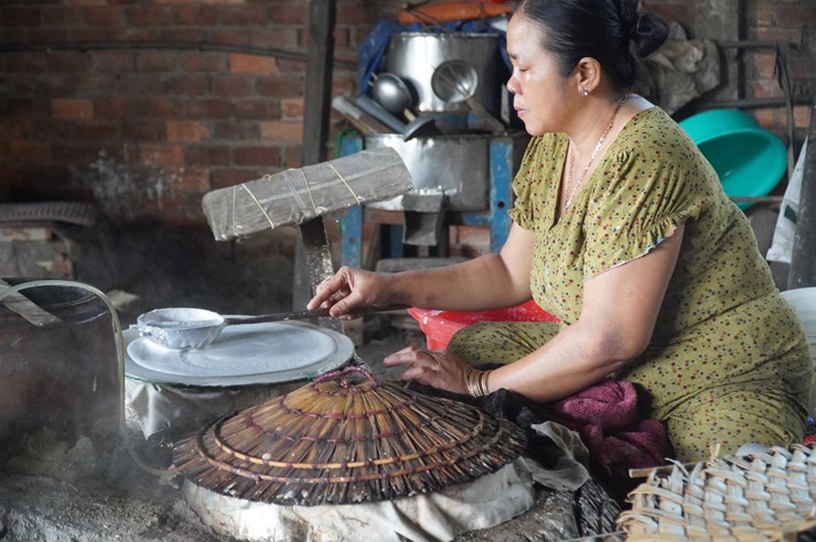 Chỉ ngồi nhà làm thứ bánh này, có người kiếm cả triệu đồng/ ngày-1