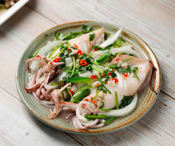 Hình ảnh mực đóng thành tảng đen xì, bày la liệt dưới sàn nhà khiến cư dân mạng hốt hoảng: Đằng sau những suất buffet 99k, 129k đây sao?-4